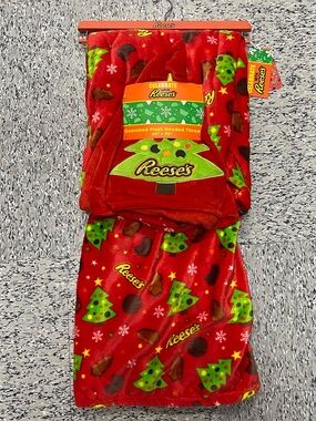 Reeses Christmas Chocolate Peanut Butter Cups Trees Hooded 50x70 Green Throw NWT